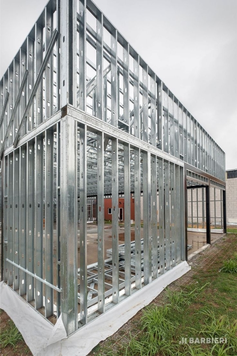 LEB STEEL HOUSE (스틸 하우스) 의 구조와 해외 시공현장.